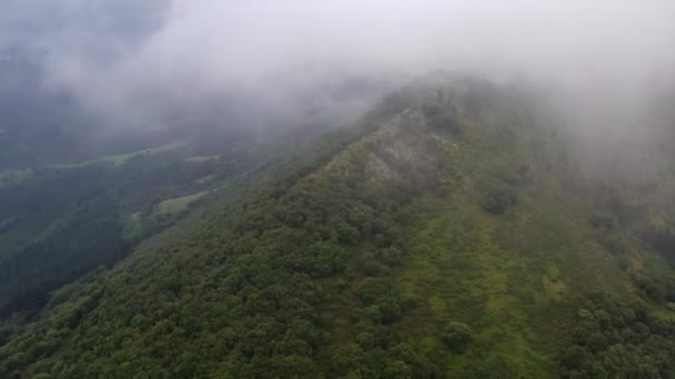 Niedrige Wolken rund um das bergige Amboto-Massiv im Baskenland von Urkiola — Stockvideo