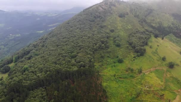 乌尔基亚拉巴斯克地区安博托山区地块周围的低云 — 图库视频影像