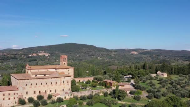 Flygfoto över Saint Anna kloster, Camprena, Toscana, Italien. — Stockvideo