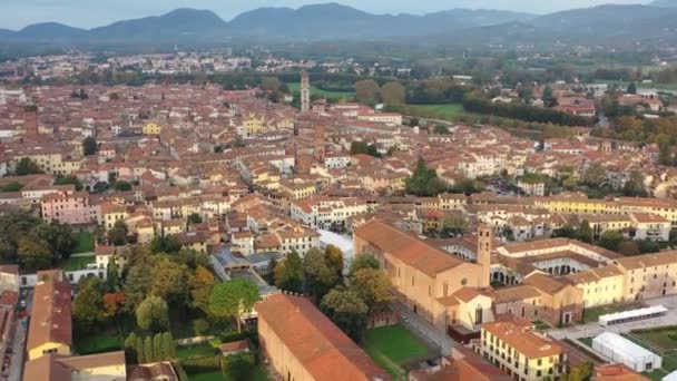 Luchtfoto van de oude stad Lucca, Italië, Toscana regio. — Stockvideo
