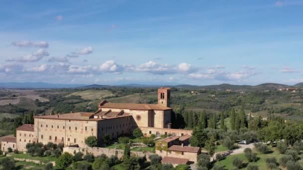Flygfoto över Saint Anna kloster, Camprena, Toscana, Italien. — Stockvideo
