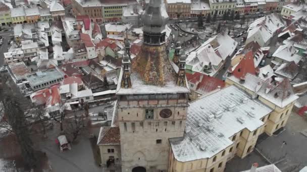 Klok toren van Sighisoara, oude Roemeense stad, Transsylvania.Luchtfoto. — Stockvideo