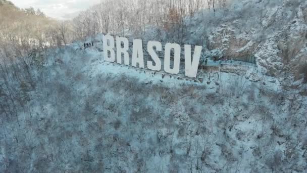 Brasov signo es un punto de referencia local rumano y el icono cultural con vistas a la ciudad — Vídeos de Stock