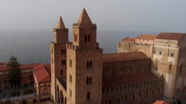 Cefalu, Sicilya 'daki ünlü UNESCO dünya mirası kilisesinin hava manzarası..
