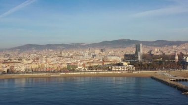 Deniz kıyısından Barcelona 'ya hava manzarası .