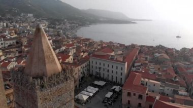 Cefalu, Sicilya 'daki ünlü UNESCO dünya mirası kilisesinin hava manzarası..