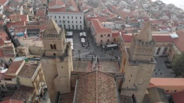 Cefalu, Sicilya 'daki ünlü UNESCO dünya mirası kilisesinin hava manzarası..