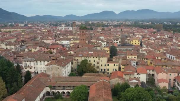 Letecký pohled na starobylé město Lucca, Itálie, Toscana region. — Stock video