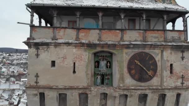 Sighisoara saat kulesi, antik Romanya kenti, Transilvanya. — Stok video