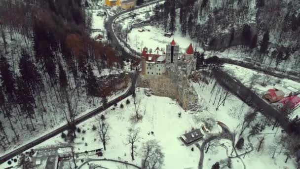 AERIÁLNÍ VÝHLED BRANSKÉHO HRADU, TRANSILVANIE, RUMUNSKA, DRACULÁRNÍHO HRADU. — Stock video