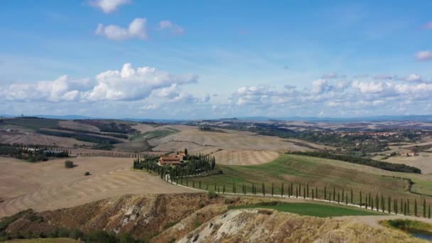 Тосканский сельский пейзаж с домом, кипарисовой дорогой и шипами. Вид с воздуха. — стоковое видео