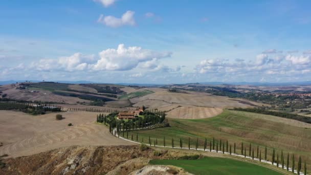 Toscana landsbygdslandskap med hus, cypress väg och kullar. Flygbild. — Stockvideo