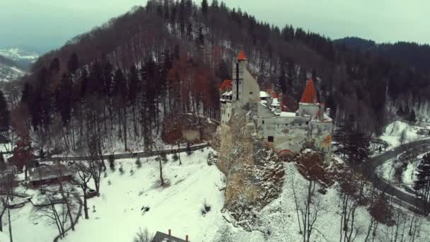 NIEWIDOWY WIDOK BRAN CASTLE, TRANSILVANIA, RUMUNIA, DRAKULAS CASTLE. — Wideo stockowe