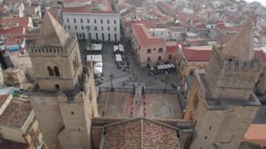 Cefalu, Sicilya 'daki UNESCO dünya mirası kilisesinin hava görüntüsü. Yüksekten uç.