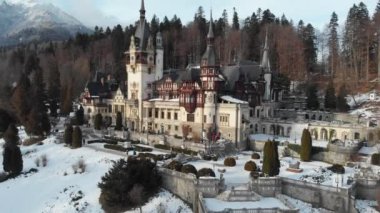 Romanya 'nın Transilvanya kentindeki zarif yaz şatosu Peles.