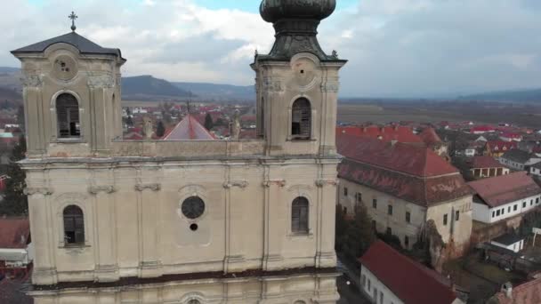 Barokk örmény templom épült a 18. században Dumbraveni, Nagyszeben megye, Erdély. — Stock videók