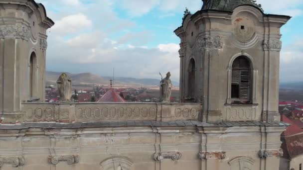 Barokk örmény templom épült a 18. században Dumbraveni, Nagyszeben megye, Erdély. — Stock videók