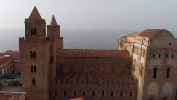 Luchtfoto van de beroemde UNESCO werelderfgoedkerk in Cefalu, Sicilië. — Stockvideo