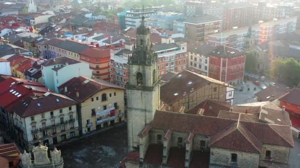 Iglesia de Santa Ana y en Durango, País Vasco.Vista aérea. — Vídeo de stock