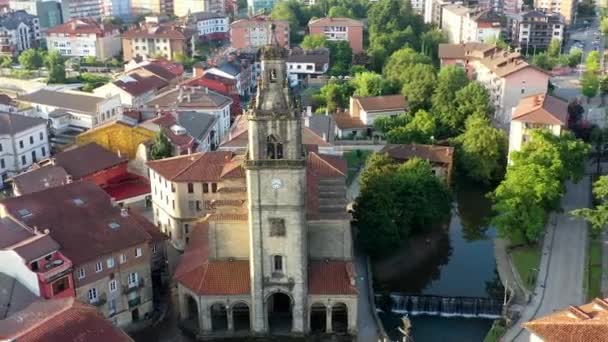 Iglesia de Santa Ana y en Durango, País Vasco.Vista aérea. — Vídeos de Stock