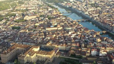  Floransa 'daki Arno nehri üzerinde bir köprü. Floransa 'nın havadan görüntüsü.