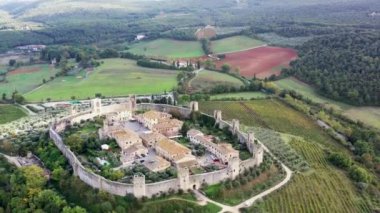 İtalya, Toskana 'daki Monterrigioni şatosunun havadan görünüşü.