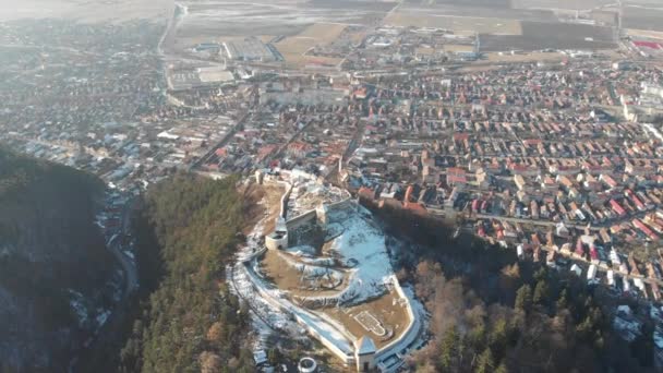 Luchtfoto van Rasnov fort bij Brasov, Transsylvanië, Roemenië. — Stockvideo