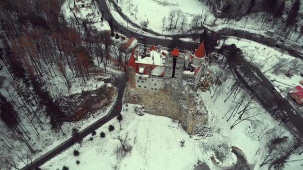 VISTA AERIAL DEL CASTILLO DE BRAN, TRANSILVANIA, RUMANIA, CASTILLO DE DRACULAS. — Vídeo de stock