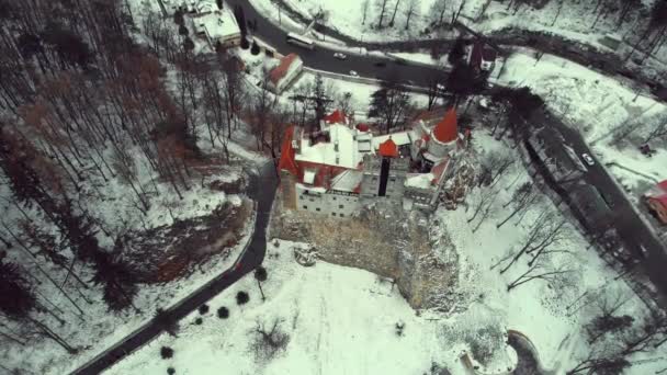 AERIAL VON SCHLOSS BRAN, TRANSILVANIA, RUMÄNIEN, SCHLOSS DRACULAS. — Stockvideo