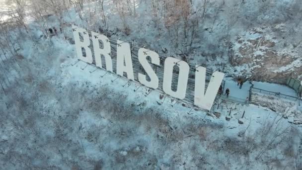 Brasov signe est un point de repère local roumain et icône culturelle surplombant la ville — Video