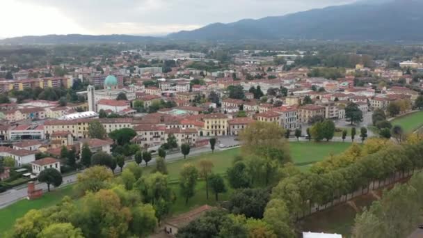 Luchtfoto van de oude stad Lucca, Italië, Toscana regio. — Stockvideo