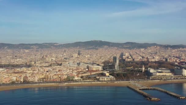Luchtfoto van Barcelona vanaf de kust . — Stockvideo