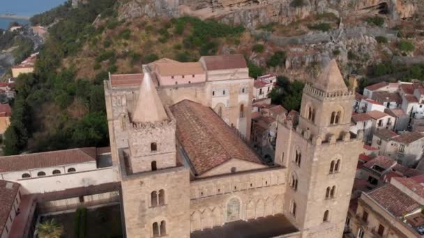 Luftaufnahme der berühmten UNESCO-Weltkulturerbekirche in Cefalu, Sizilien. — Stockvideo