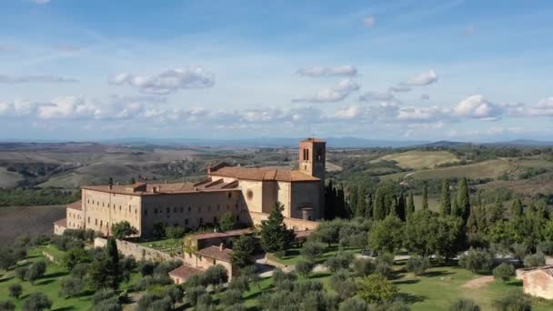 Flygfoto över Saint Anna kloster, Camprena, Toscana, Italien. — Stockvideo