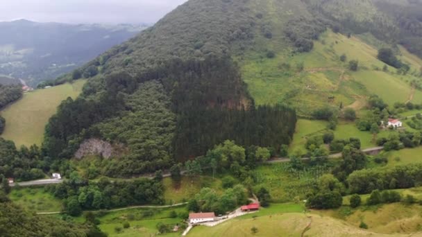 Niedrige Wolken rund um das bergige Amboto-Massiv im Baskenland von Urkiola — Stockvideo