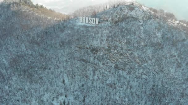 Brasov Zeichen ist ein rumänisches Wahrzeichen und kulturelle Ikone mit Blick auf die Stadt — Stockvideo