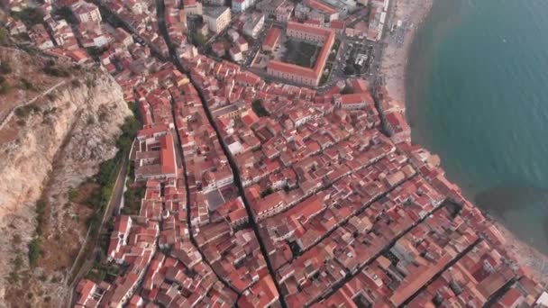 Červené střechy starobylého sicilského města Cefalu. Letecký pohled. — Stock video