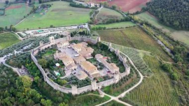 İtalya, Toskana 'daki Monterrigioni şatosunun havadan görünüşü.