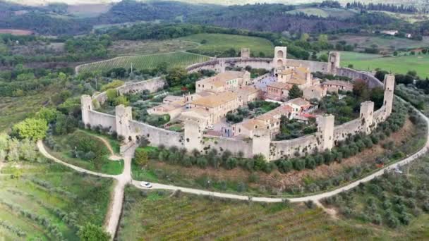 Vista aérea del castillo de Monterrigioni en Toscana, Italia. — Vídeo de stock