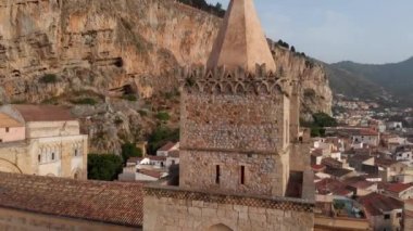 Cefalu, Sicilya 'daki ünlü UNESCO dünya mirası kilisesinin hava manzarası..