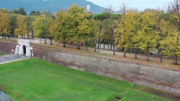 Luchtfoto van de oude stad Lucca, Italië, Toscana regio. — Stockvideo