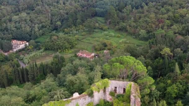 Letecký pohled na opuštěný hrad Castello di Ripafratta v Toskánsku, Itálie. — Stock video