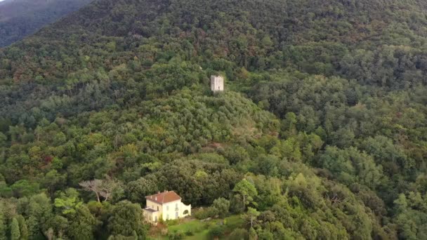 Uitzicht vanuit de lucht op een verlaten kasteel Castello di Ripafratta in Toscane, Italië. — Stockvideo