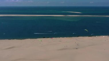 Paragliderler Pilat Dune du Pilat, Arcachon, Fransa üzerinde uçarlar. Avrupa 'nın en büyük kum tepesi..