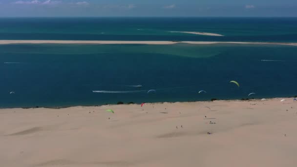 Gleitschirme fliegen über die Düne von Pilat Dune du Pilat, Arcachon, Frankreich. Größte Sanddüne Europas. — Stockvideo