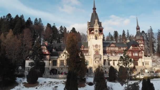 Gyönyörű nyári kastély Peles Erdély, Románia. — Stock videók