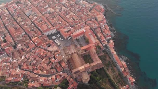 Rode daken van de oude Siciliaanse stad Cefalu. Luchtzicht. — Stockvideo