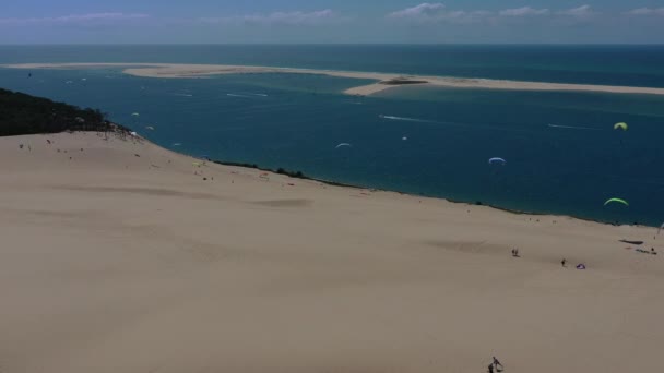 Paragliders vliegen over de Dune van Pilat Dune du Pilat, Arcachon, Frankrijk. Grootste zandduin van Europa. — Stockvideo