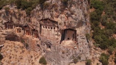 Asiller için kayalara oyulmuş antik Lyrian mezarlarının havadan görünüşü, Türkiye.