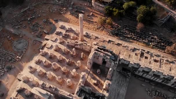 Luchtfoto van de grootste antieke Griekse tempel van Apollo in Didim, Turkije. — Stockvideo